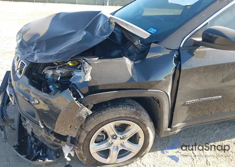 2024 Jeep Compass Latitude 4X4 z USA, uszkodzony, nr VIN 3C4NJDBN1RT606944